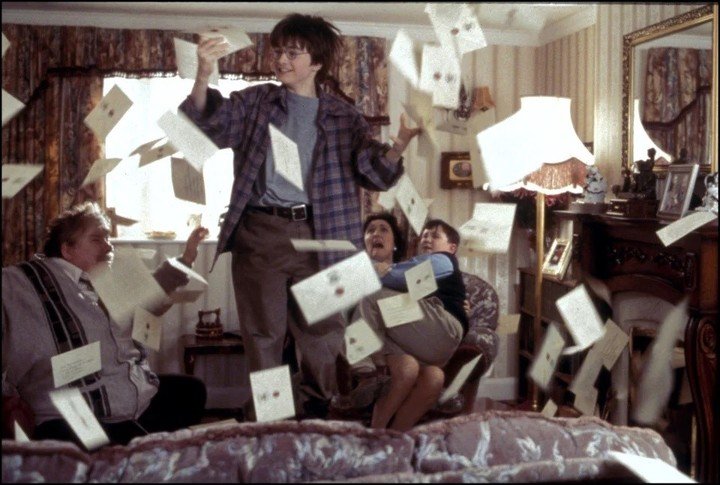 Cartas voladoras. Feliz cumpleaños, y la invitación a Hogwarts.