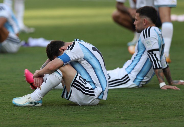 Decepción. La de los jugadores argentinos, luego de perder la final ante España. Foto: Juano Tesone / Enviado especial