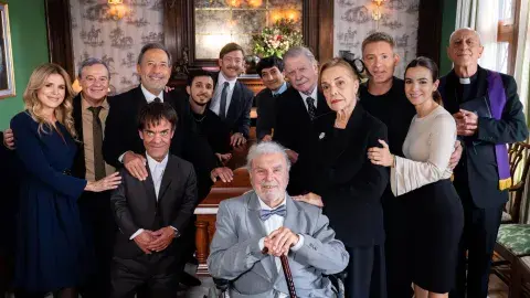 Foto del elenco de la película argentina Un funeral y medio. Foto del elenco de la película argentina Un funeral y medio.