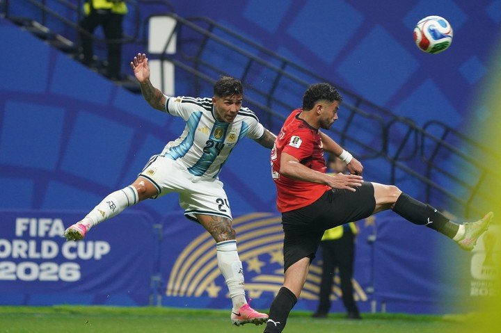El cabezazo de Enzo será bandera. Foto: Juano Tesone / Enviado especial.