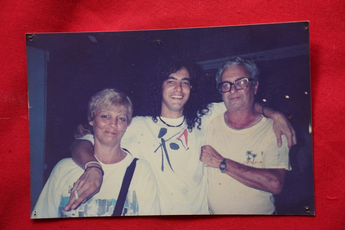 Marcelo Vaccaro junto a sus padres cuando tenía 19 años, edad en la que descubrió que quería ser músico. Foto: Emmanuel Fernández/ Gza de Marcelo Vaccaro