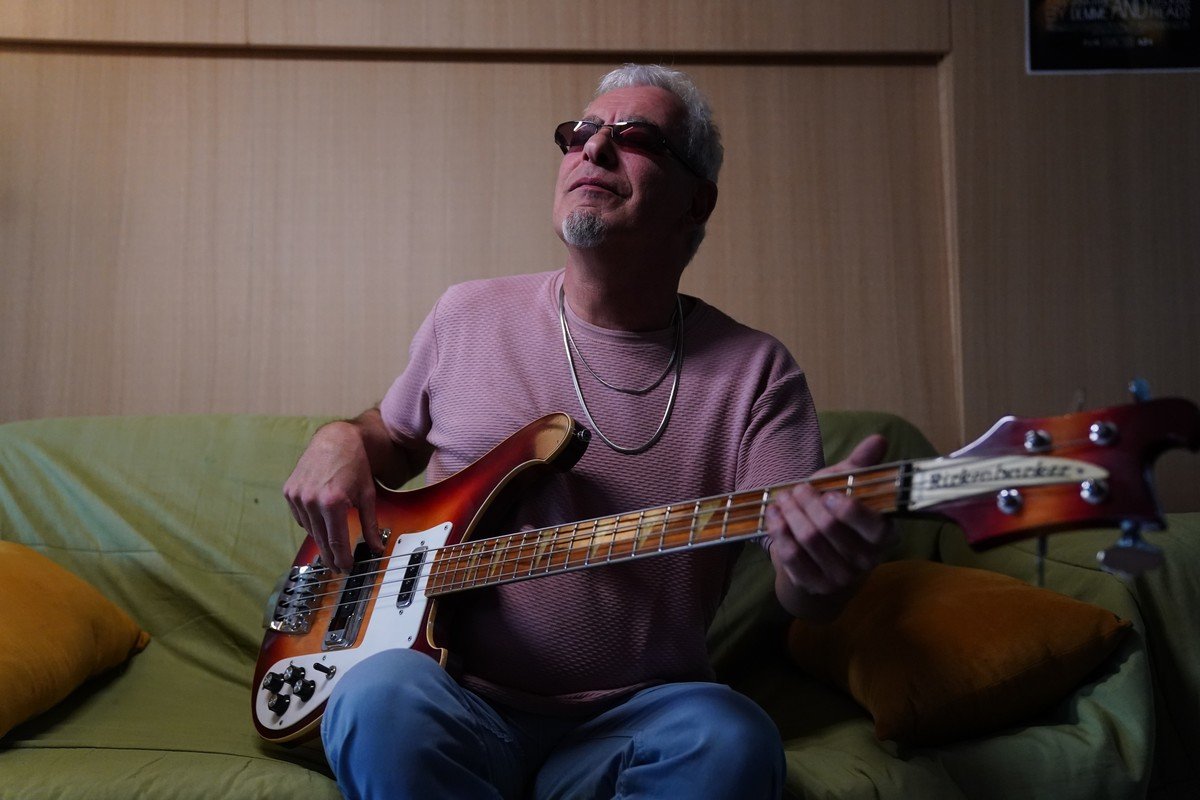 En el departamento de Marcelo Vaccaro conviven distintos bajos y guitarras, cada una tiene su nombre. Foto: Emmanuel Fernández