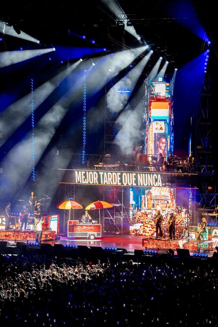 El RCDE Stadium de Cornellà ,en Barcelona, se convirtió en una gran pista de baile durante el show de Romeo Santos y Prince Royce. Fotos: Masqlive