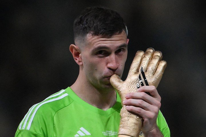 El Dibu Martínez fue premiado como el mejor arquero del Mundial de Qatar 2022. Foto: FRANCK FIFE / AFP
