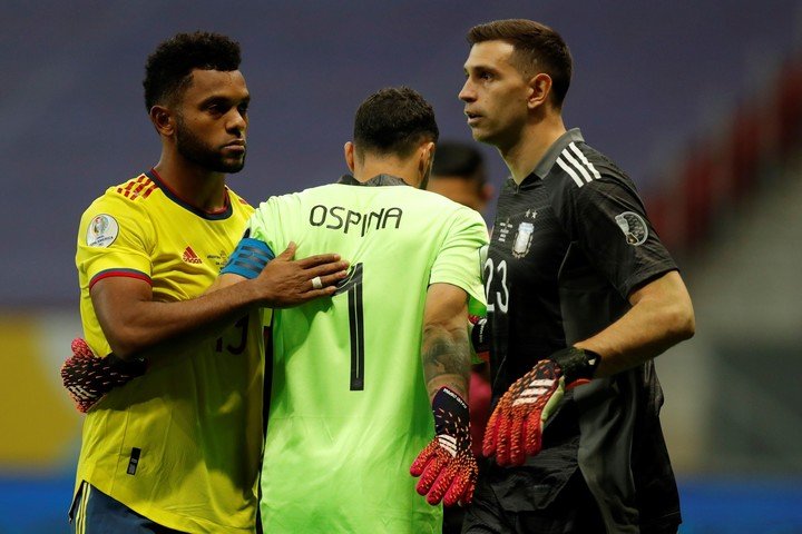Dibu Martínez en el recordado partido de los penales contra Colombia. Foto: EFE/Fernando Bizerra