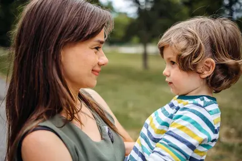 madre mira a su hijo a los ojos madre mira a su hijo a los ojos