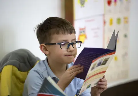 nene estudia inglés