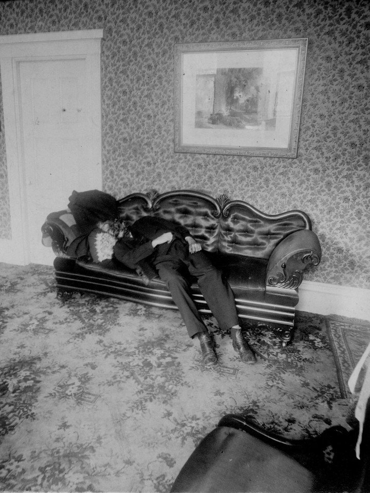 El cuerpo de Andrew Borden, al padre de Lizzie Borden, encontrado en la sala de la casa por la policía en 1982. Foto: The Herald News