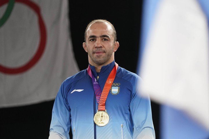 Arsen posa con la medalla dorada, con la satisfacción de seguir compitiendo a sus 40 años. Foto: Fernando de la Orden 
