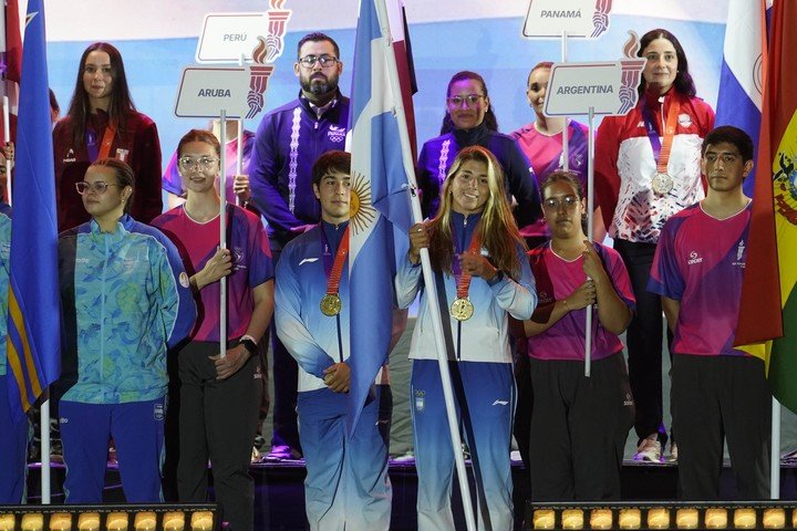Brenda Rojas y Aramis Sánchez Ayala, los abanderados argentinos en la ceremonia de clausura. Foto: Fernando de la Orden/Clarín