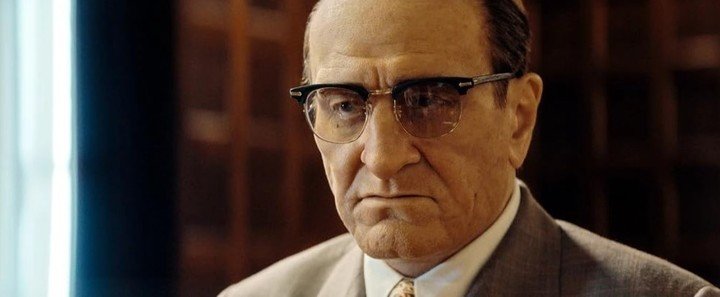 De Niro como Vito Genovese. Cuando es Frank Costello tiene menos maquillaje y la nariz puntiaguda.
