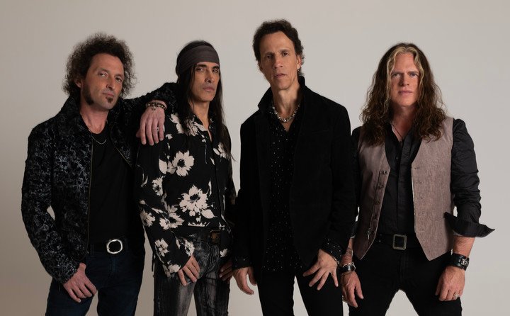 Finalmente se le dio a Extreme. Y Nuno (el segundo de la foto) le confiesa a Clarín: "Mirá, estuvimos intentando compartir el escenario con Def Leppard durante 40 años. Nunca sucedió".
