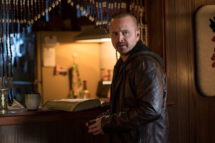 Aaron Paul en la película de Breaking Bad, que lo hizo volver a interpretar al personaje que lo lanzó a la fama. Foto: AP.
