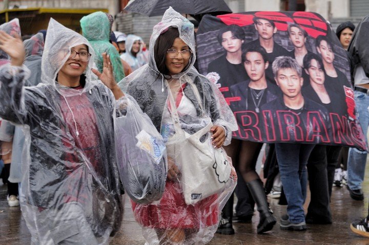 El ingreso de las fans de BTS, bajo la lluvia. Foto: Martín Bonetto.