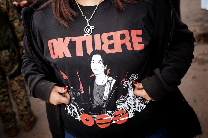 Una referencia a Los Redondos, en una remera de una fan de BTS. Foto: Martín Bonetto.