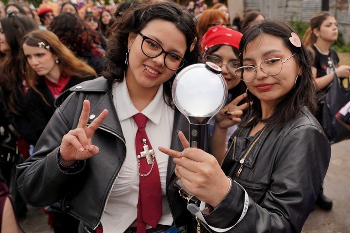 Look y accesorios especiales para ir a ver a BTS. Foto: Martín Bonetto.
