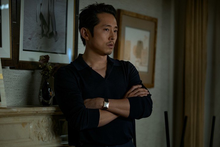 Steven Yeun (candidato al Oscar por "Minari") es Sam, el asesor del personaje de Affleck.