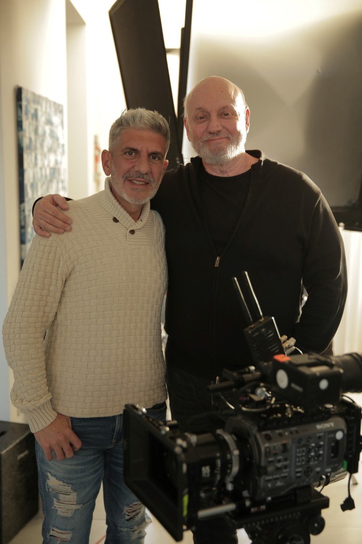 Matías Bagnato y Juan José Campanella, en un alto del rodaje de la serie. Fotos HBO Max