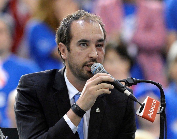 El umpire francés Arnaud Gabas terminó con un ojo negro por el pelotazo de Shapovalov en la Davis de 2017. Foto Justin Tang/The Canadian Press via AP